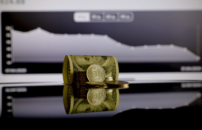 Рубль в четверг утром умеренно слабеет к доллару и евро вслед за нефтью