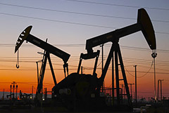 Опустившаяся до минимума с начала октября нефть продолжает дешеветь