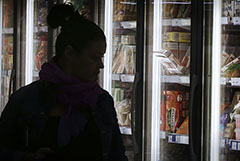 Единороссы предложили раздавать неимущим продукты с истекающим сроком годности