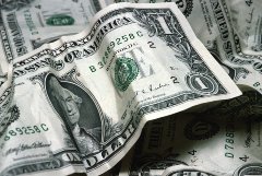 Водители блокировали трассу в США, собирая выпавшие из фургона деньги