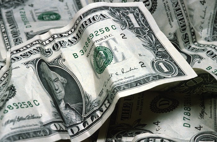 Водители блокировали трассу в США, собирая выпавшие из фургона деньги