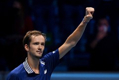 Медведев проиграл Звереву в финале Итогового турнира ATP