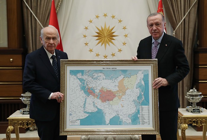 Песков в свете подарка Эрдогану напомнил, что центр "тюркского мира" находится на Алтае