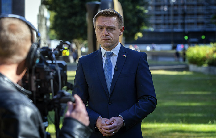 Британский министр по делам семьи и секретарь при Минтрансе подали в отставку