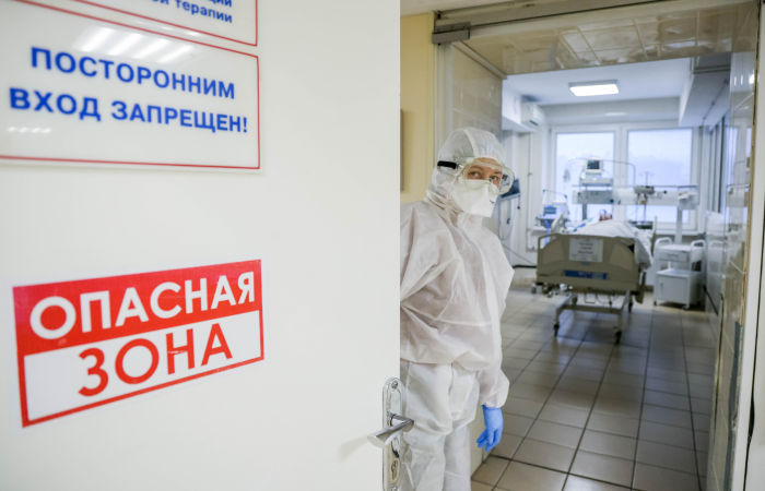 Российские медики пригласили известных противников вакцинации посетить "красные зоны"