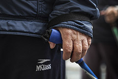 Для пожилых россиян, пострадавших от жестокого обращения, могут открыть горячую линию