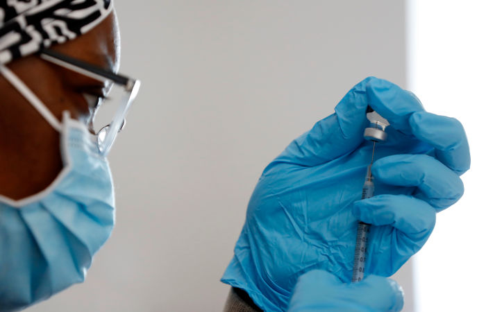 ВОЗ присвоила новому штамму коронавируса из ЮАР название "Омикрон"