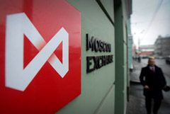 Рынок акций РФ открылся падением индексов МосБиржи и РТС на 2,9-4%