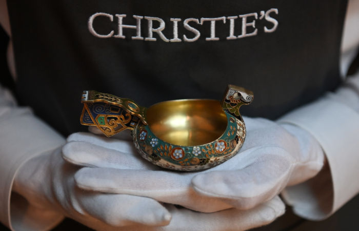 Работы Фаберже на торгах в Лондоне продали в два раза дороже оценочной стоимости