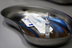 Кремль заявил, что в РФ не будут вводить штрафы за отказ прививаться от COVID