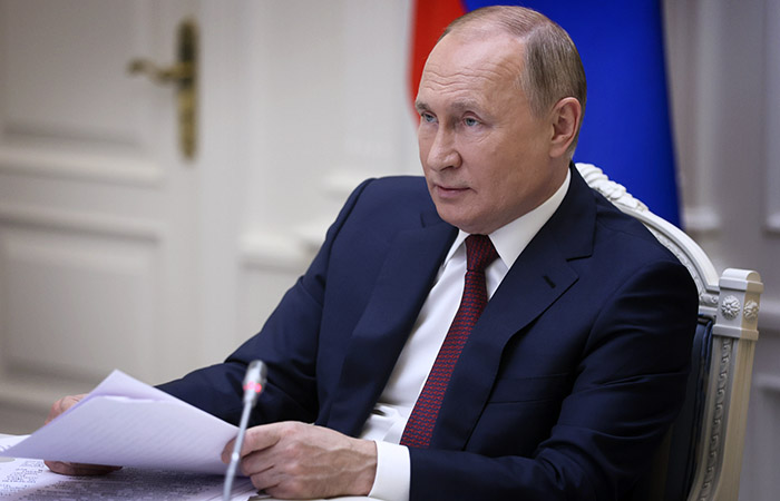 Путин поручил за неделю подготовить новый план действий в связи с появлением "омикрона"