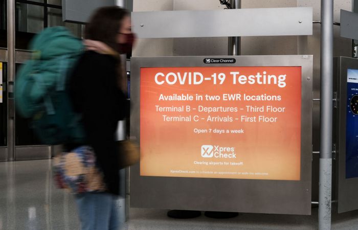 США из-за "омикрона" ужесточат меры тестирования на COVID-19 для всех въезжающих
