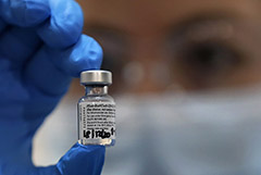 Pfizer/BioNTech заявили об эффективности трех доз своей вакцины против "омикрона"