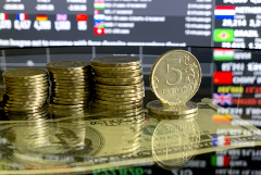 Рубль утром слегка укрепился к доллару, но умеренно ослабел к евро