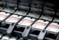 Рубль утром слегка слабеет к доллару и евро на фоне роста геополитических рисков