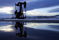 Нефть продолжает дешеветь после падения на 2% накануне