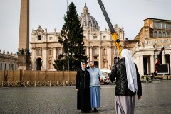 В Ватикане зажгли рождественскую ель на площади Святого Петра