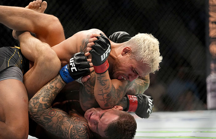 Оливейра защитил титул чемпиона UFC, победив Порье