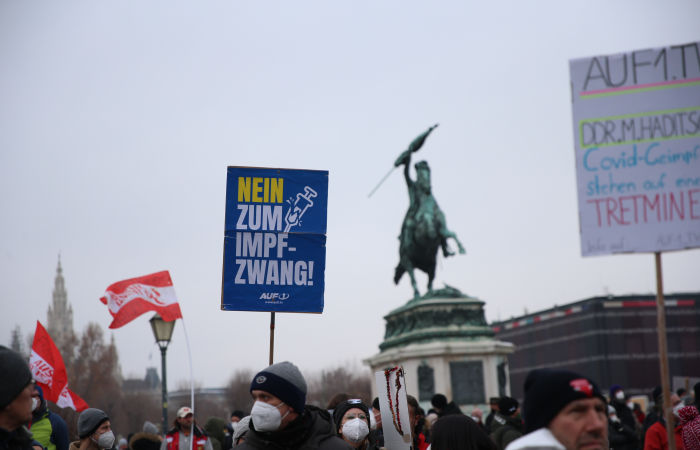 Около 44 тыс. человек вышли на протесты против вакцинации от COVID в Вене