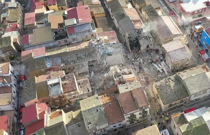 Число погибших при взрыве газа в сицилийском городе достигло трех