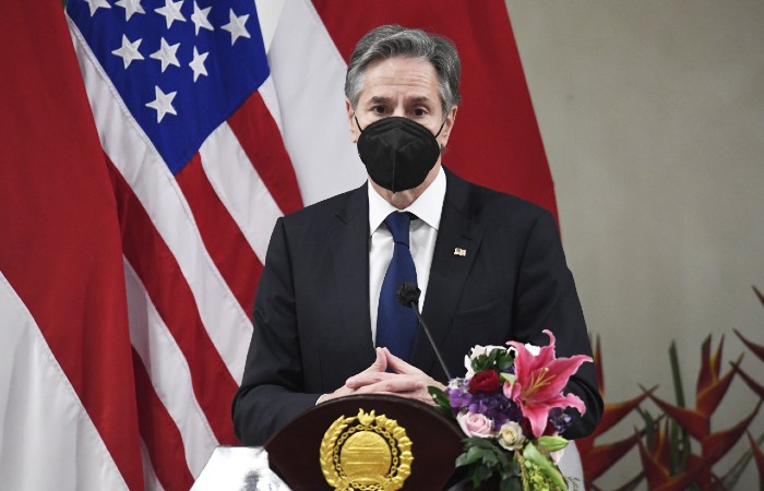 Блинкен прервал турне по Азии из-за случая COVID-19 у журналиста из его пула