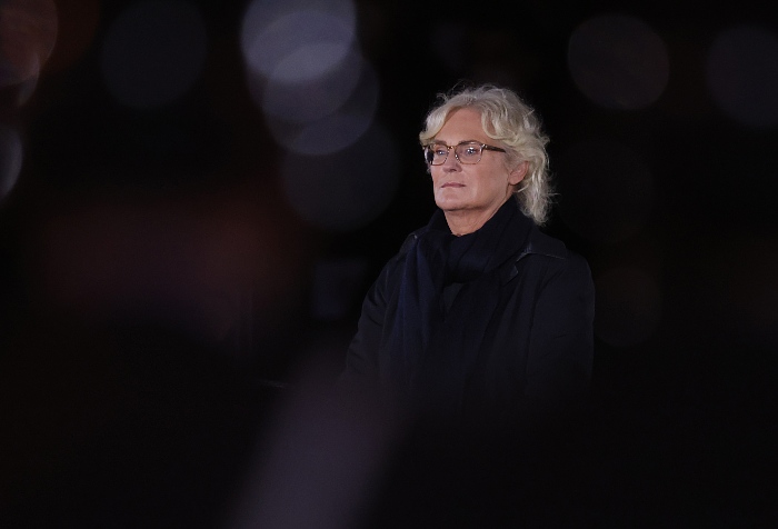 Глава Минобороны ФРГ выступила за санкции против Путина и его окружения