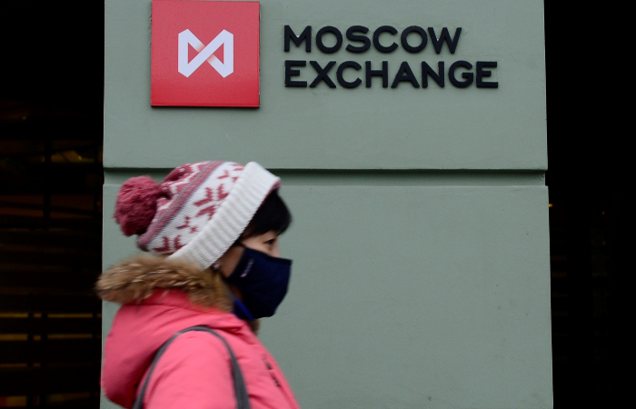 Рынок акций РФ открылся снижением индекса МосБиржи на 1,2% под давлением внешнего негатива