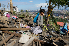 Число жертв тайфуна "Рай" на Филиппинах превысило 200 человек