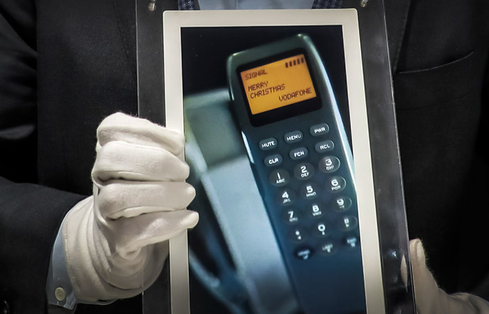 Первое в истории SMS-сообщение ушло с молотка во Франции за 107 тыс. евро