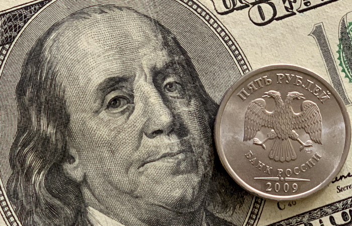 Рубль слегка вырос к доллару и евро на старте торгов благодаря внешнему позитиву
