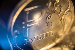 Рубль слегка слабеет к доллару и евро на старте торгов