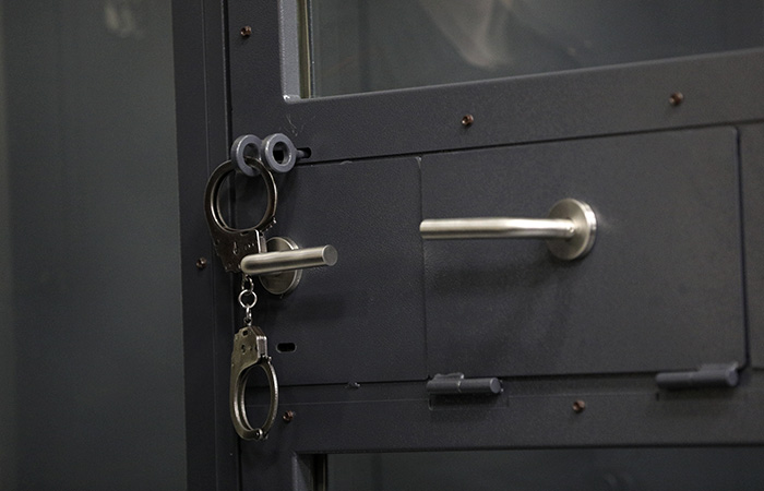 Блогер, помочившийся на стенд памяти ветерана, получил 4 года колонии