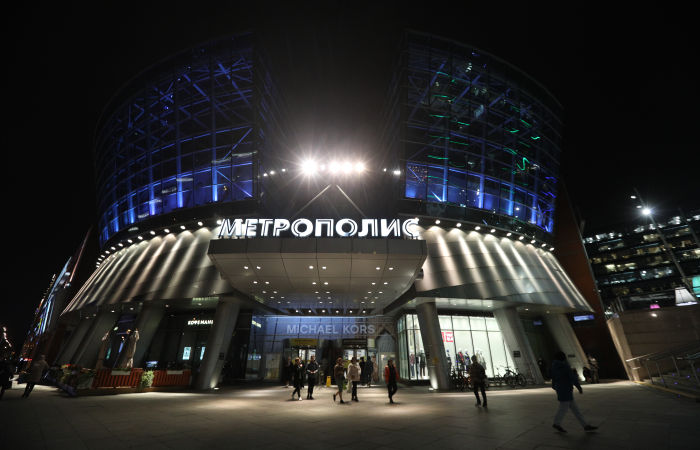 Неизвестный угрожал гранатой посетителям ТЦ "Метрополис" на севере Москвы