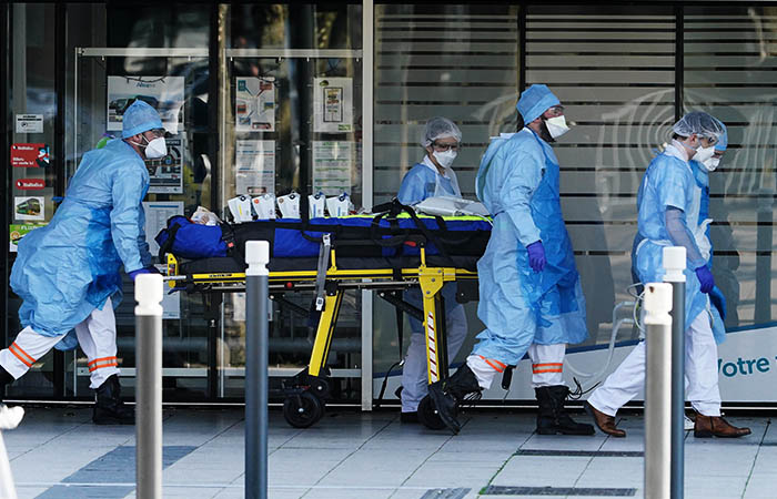 На Лазурном берегу Франции из-за волны COVID реанимации заполнены на 99%