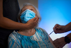 В Израиле начали в тестовом режиме вводить четвертую дозу вакцины от COVID-19