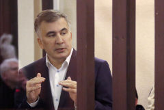 Девушка экс-президента Грузии заявила, что политика перевезли в тюрьму в Рустави