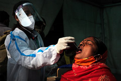 В Индии запретили собираться большими компаниями на Новый год