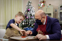 Мишустин исполнил новогоднюю мечту мальчика, посетив с ним шоколадную фабрику