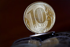 Рубль умеренно укрепляется к доллару и евро, продолжая отыгрывать падение начала года