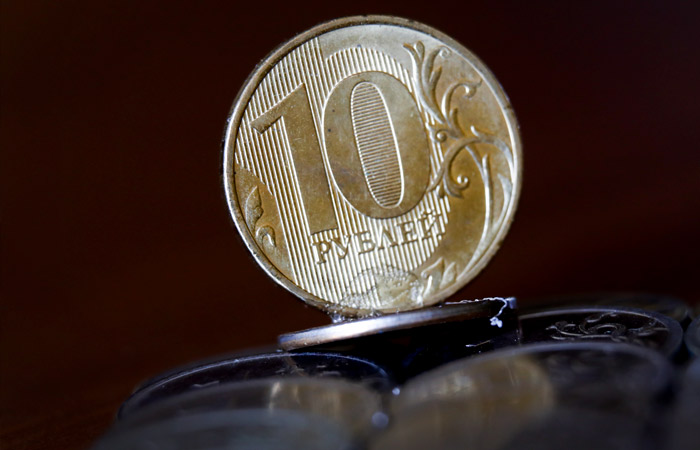 Рубль умеренно укрепляется к доллару и евро, продолжая отыгрывать падение начала года