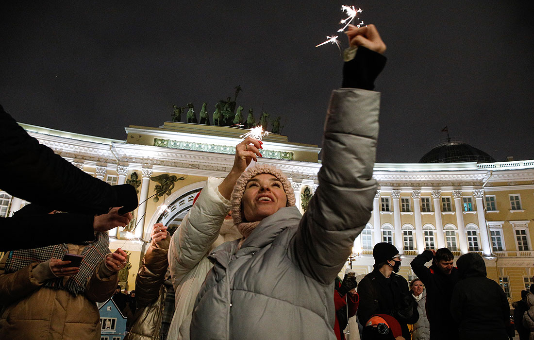 Празднование Нового года на Дворцовой площади в Санкт-Петербурге
