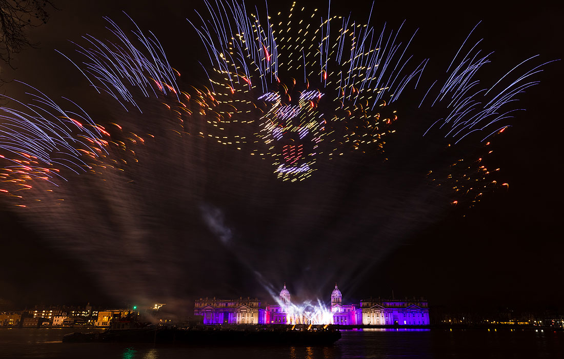 Лазерное шоу и фейерверк в Лондоне (Великобритания)
