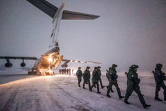 Четыре военных самолета с десантниками прибыли из Казахстана в Россию
