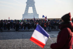 Во Франции против санитарных пропусков выступили 54 тыс. граждан