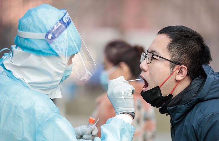 Власти Пекина обязали въезжающих в город сдавать тест на COVID-19