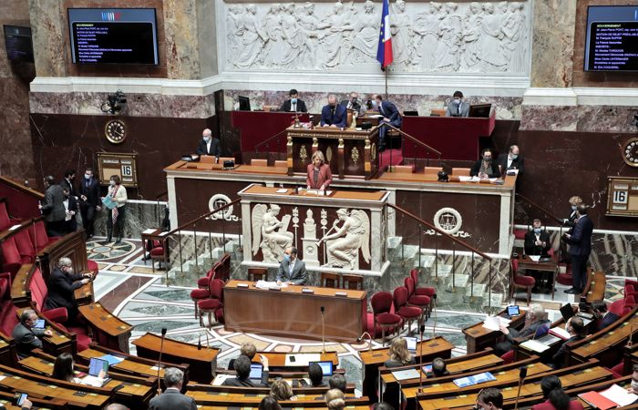 Французские законодатели окончательно утвердили введение вакцинного пропуска
