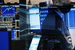 Десятка самых богатых людей мира стала в два раза богаче за время пандемии