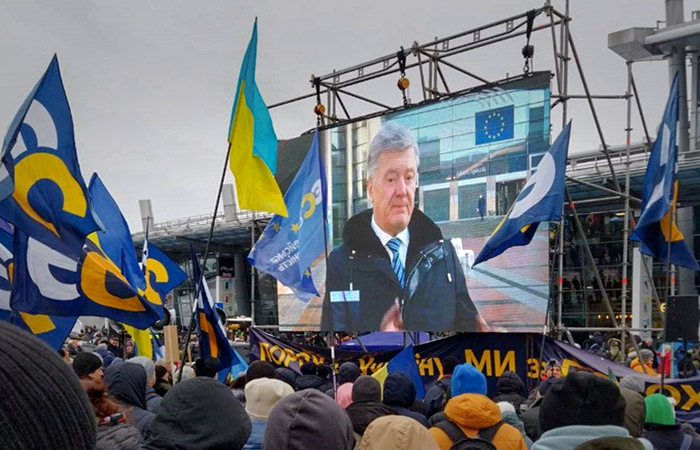 Порошенко прошел паспортный контроль в аэропорту Киева