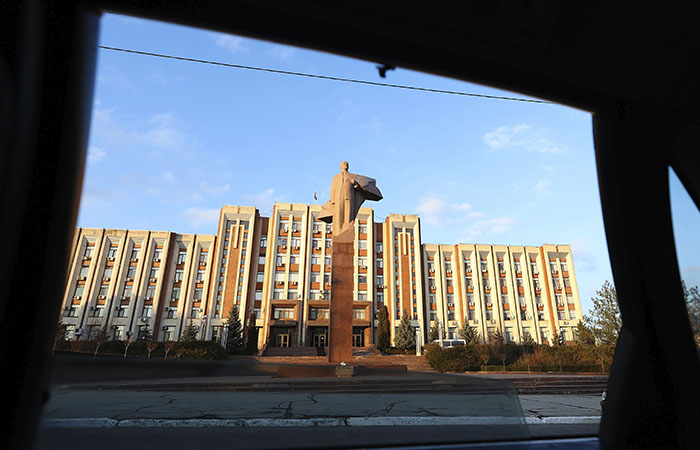 Парламент Молдавии одобрил введение в стране режима ЧП из-за "газового кризиса"