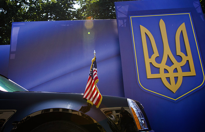 МИД Украины назвал поспешным решение США об отъезде семей сотрудников посольства